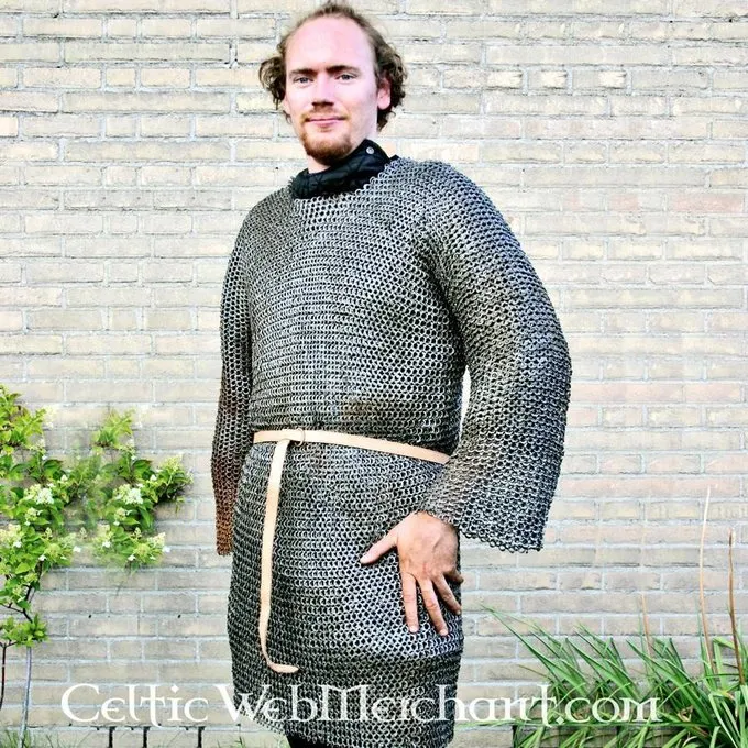 Ulfberth Maliënkolder Met Halflange Mouwen, Platte Ringen - Wigvormige Klinknagels, 8 Mm 5 Ulfberth Maliënkolder Met Halflange Mouwen, Platte Ringen - Wigvormige Klinknagels, 8 Mm - Afbeelding 3